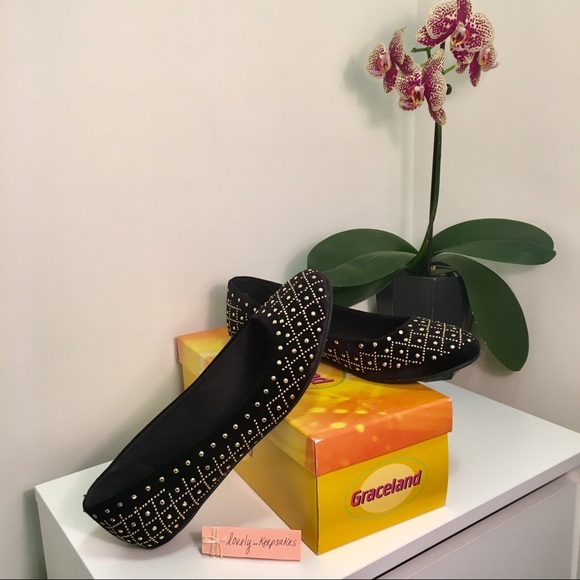 Graceland Round Toe Black and Gold Studded Flats - Picture 1 of 8